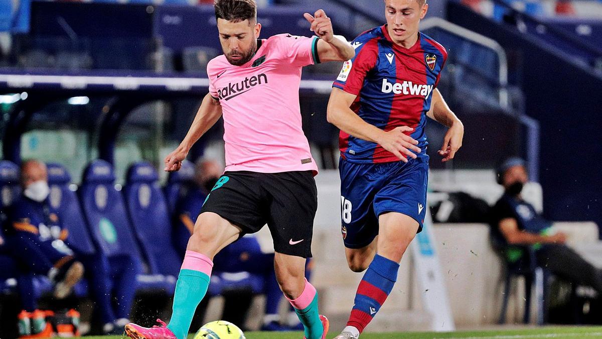 Jorge De Frutos, a la derecha, junto a Jordi Alba en el Levante UD-FC Barcelona de la pasada temporada.  | EFE/JUAN CARLOS CÁRDENAS