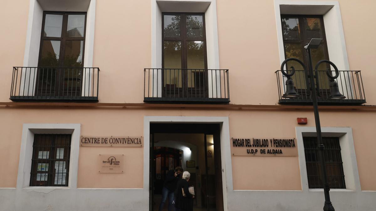 Casa del Bollo, en Aldaia, que alberga el hogar del jubilado y ha tenido que clausurar algunas de sus estancias por el mal estado de la madera.