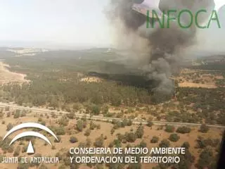 Activada la fase de emergencia por un incendio forestal en Zalamea la Real con diez aeronaves de apoyo