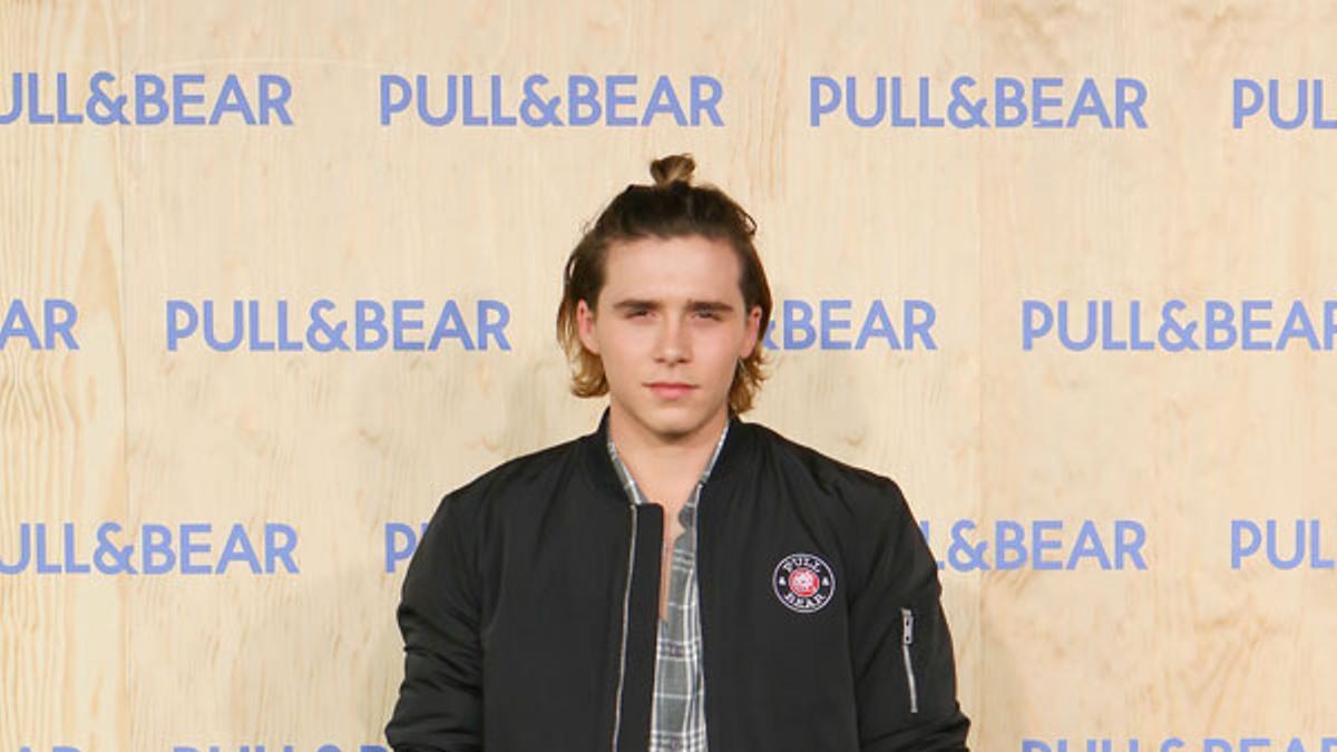 Brooklyn Beckham posa para el 'photocall' de Pull&amp;Bear