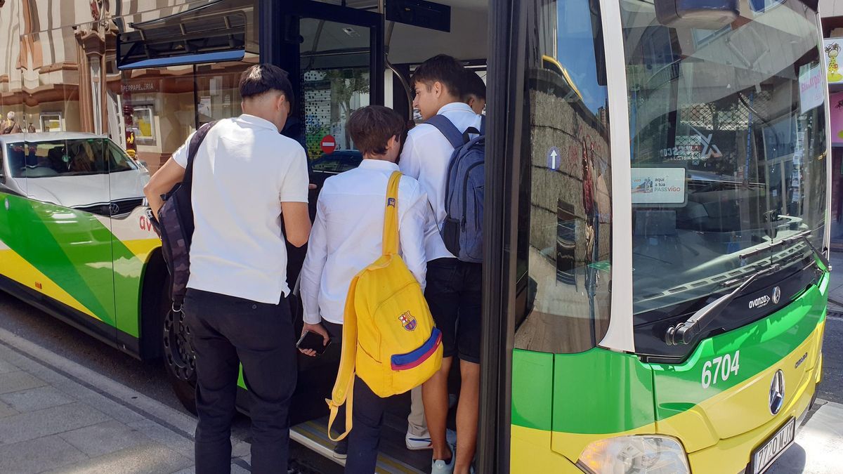 Jóvenes subiéndose a un bus urbano de Vitrasa