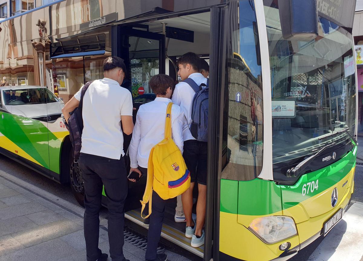 Jóvenes subiéndose a un bus urbano de Vitrasa