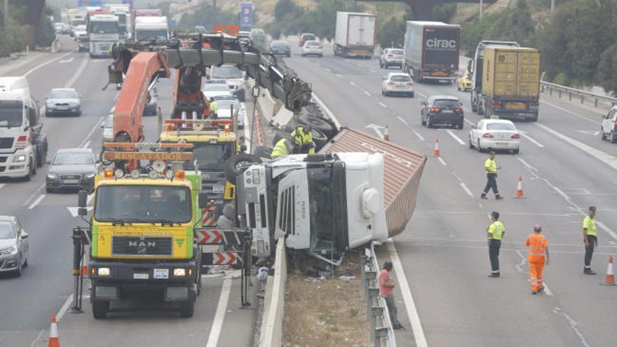 Grandes retenciones en la A7 tras volcar un camión a la altura de Paterna