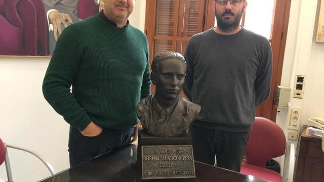 Monóvar rinde homenaje al escultor Alarcón Pina