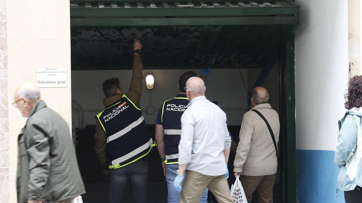 VÍDEO: Guías caninos, agentes de la secreta y expectación vecinal: espectacular redada policial contra el tráfico de armas en Gijón