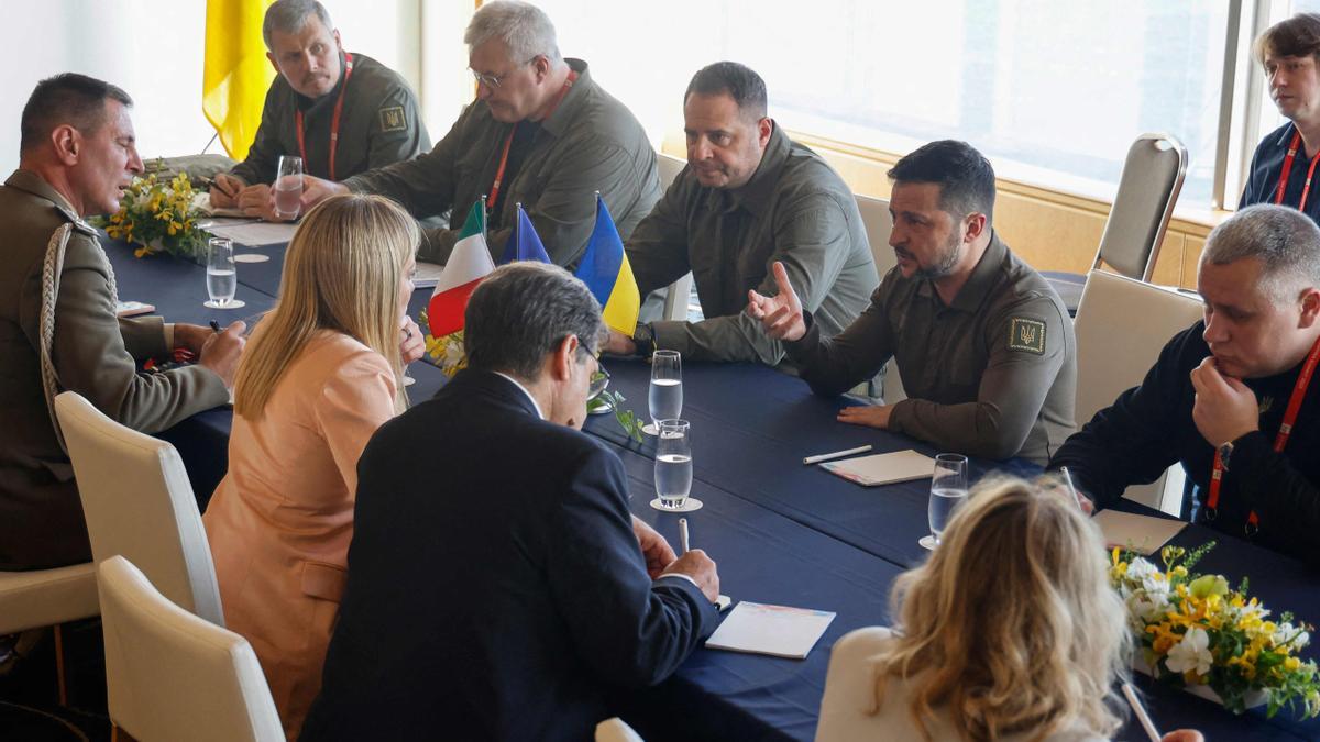 El presidente de Ucrania, Volodymyr Zelensky habla con la primera ministra de Italia, Giorgia Meloni  durante su reunión bilateral al margen de la Cumbre de Líderes del G7 en Hiroshima  