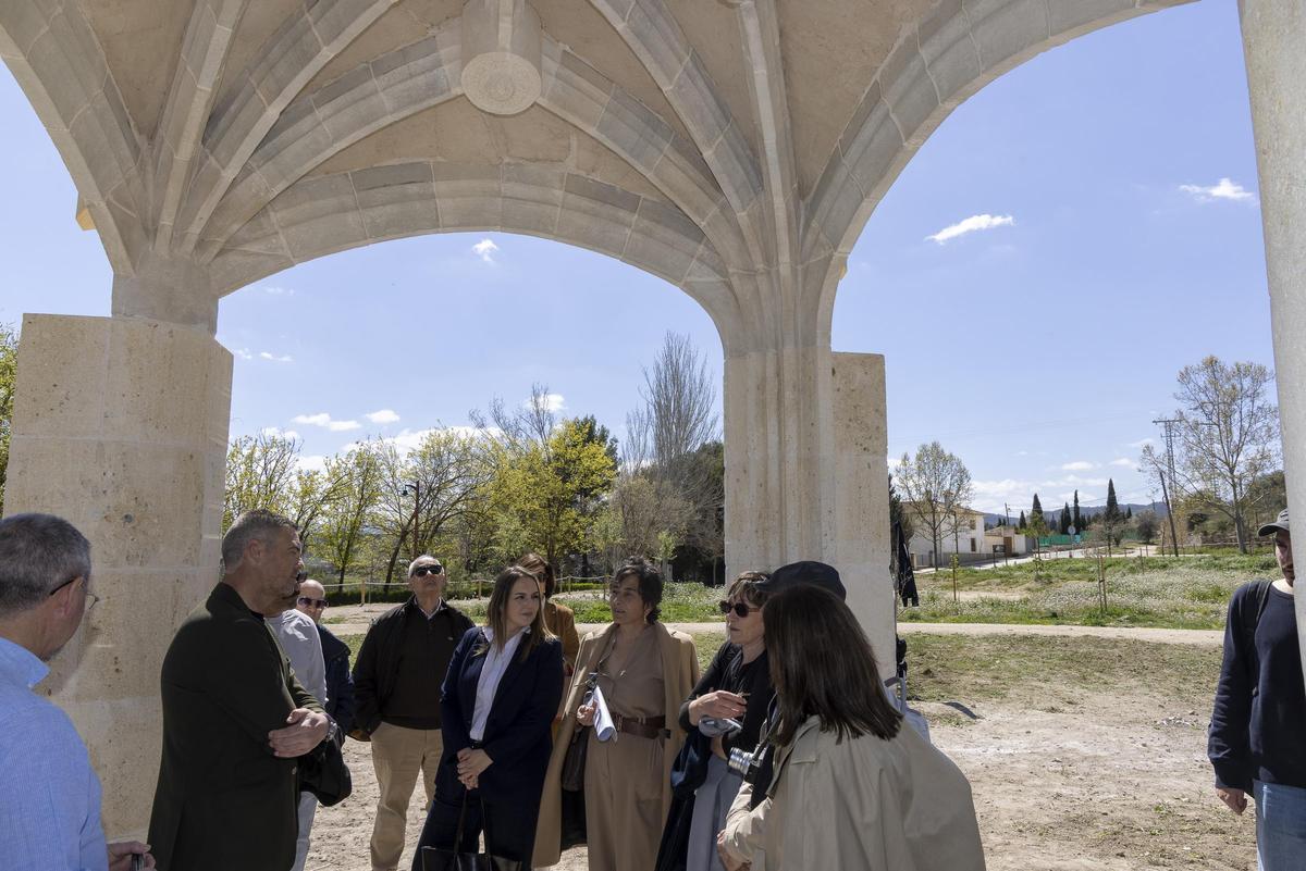El Parque Mayrena acoge la construcción en piedra natural ‘La primera morada’ en homenaje a Santa Teresa