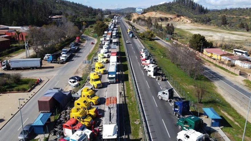 Una huelga de los camioneros desafía al Gobierno chileno