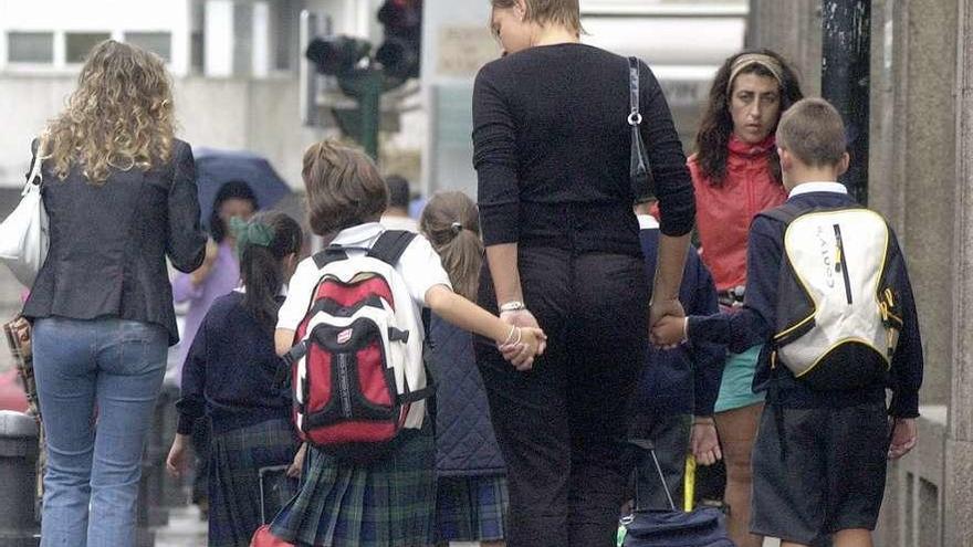 Varios alumnos con el uniforme de su colegio.