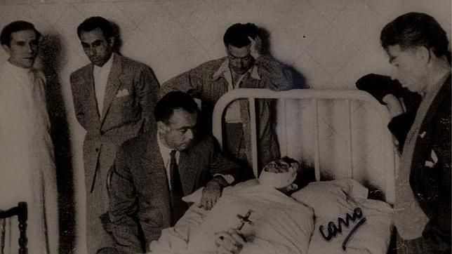 Manolete, amortajado en el hospital de los Marqueses de Linares, rodeado, entre otros, por su amigo "El Pipo", su mozo de espadas, Guillermo, y Teodoro Matilla