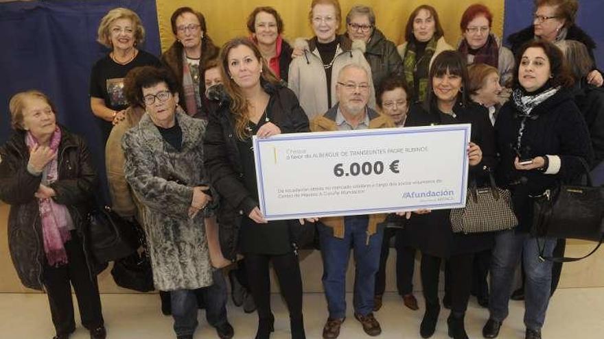 Entrega de la ayuda del centro de mayores a Padre Rubinos.