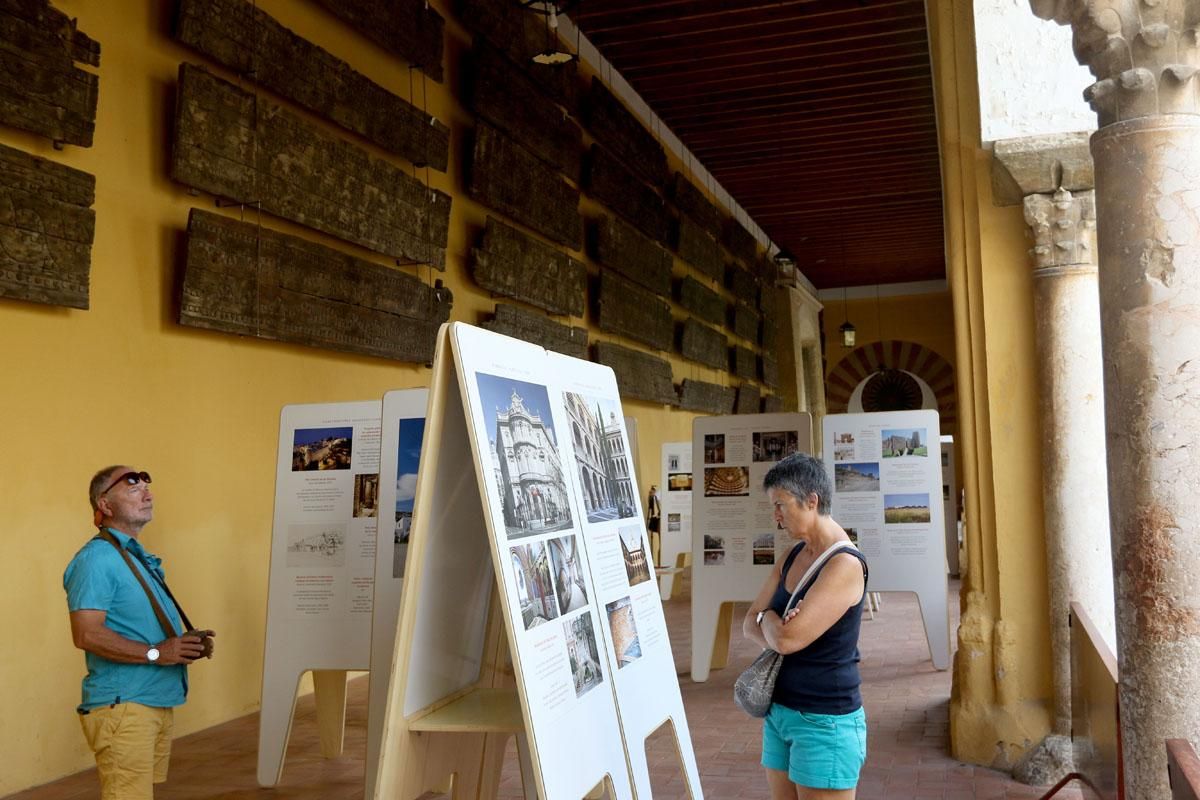Exposición sobre patrimonio español en el patio de los Naranjos
