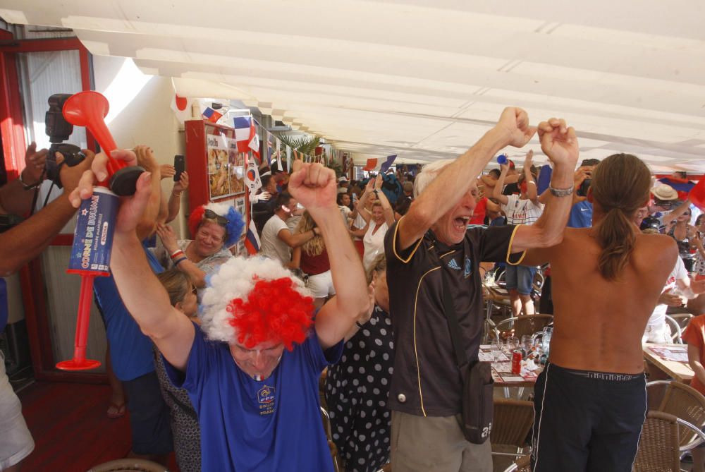 L''afició francesa a Roses celebra la victòria del seu equip al Mundial