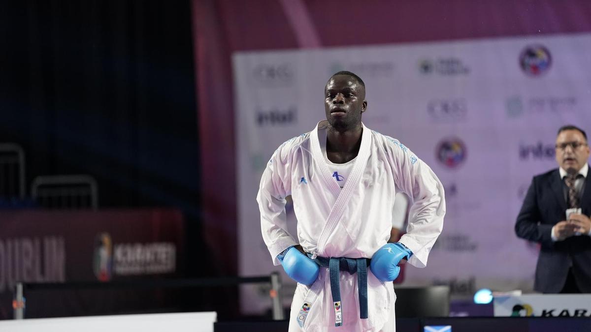Babacar Seck, con gesto serio durante la competición en la que se aupó al número uno mundial. Babacar Seck, con gesto serio durante la competición en la que se aupó al número uno mundial.