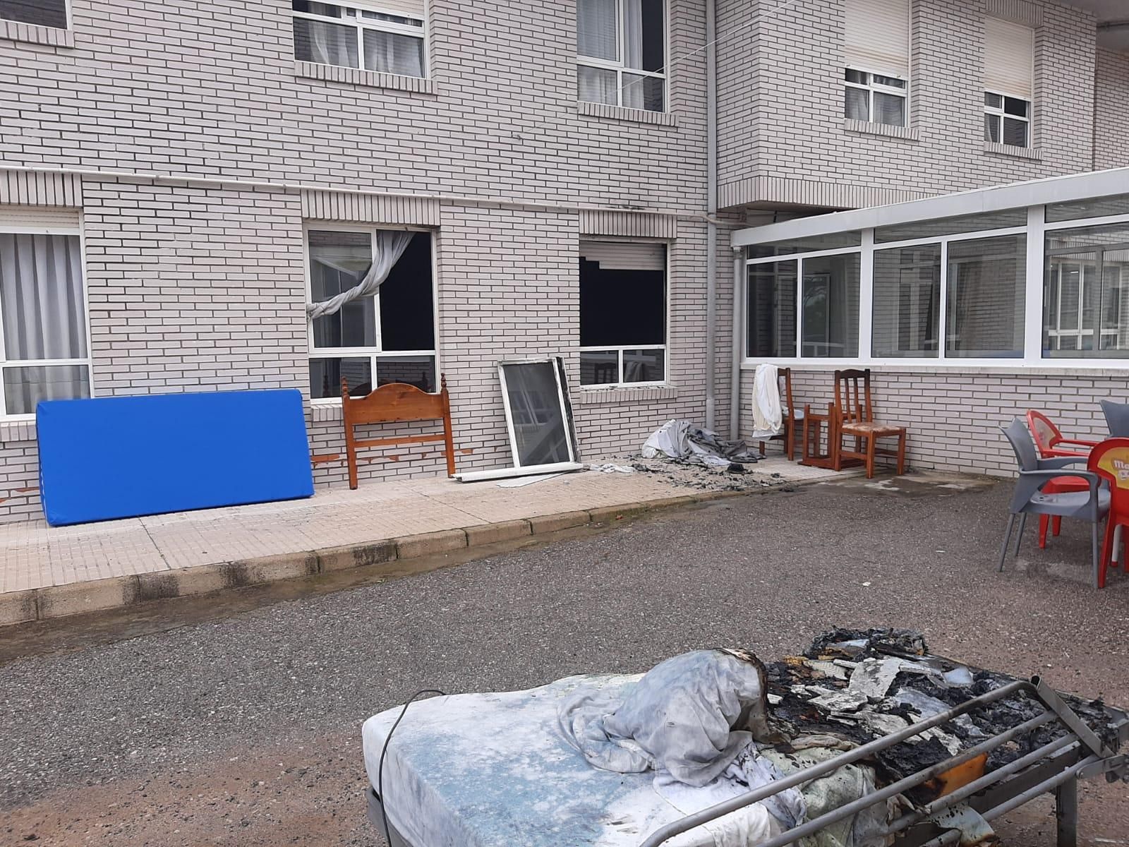 Así fue el incendio de madrugada en una residencia en Siero