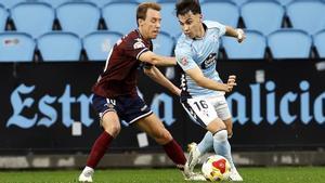 Capdevila disputa un balón a Yelko Pino en la reciente visita del Pontevedra a Balaídos. |  Marta G. Brea