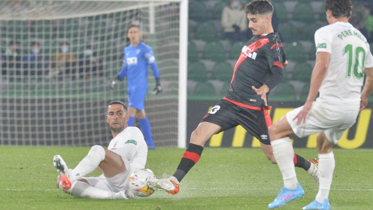 Mascarell, durante el último Elche-Rayo, peligra para la visita a Vallecas por su lesión