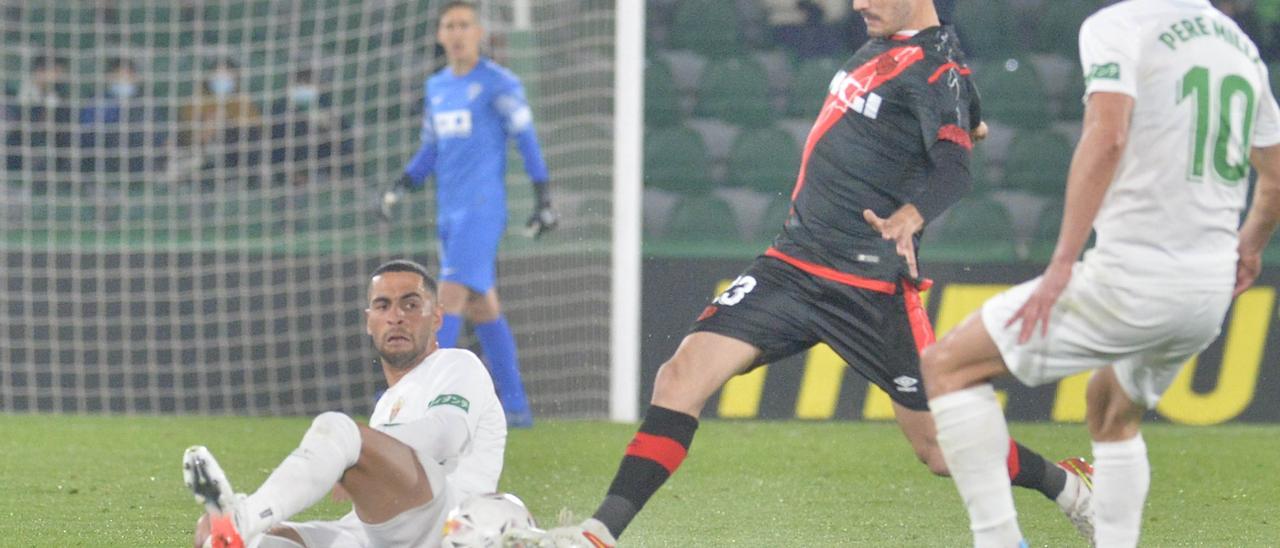 Mascarell, durante el último Elche-Rayo, peligra para la visita a Vallecas por su lesión