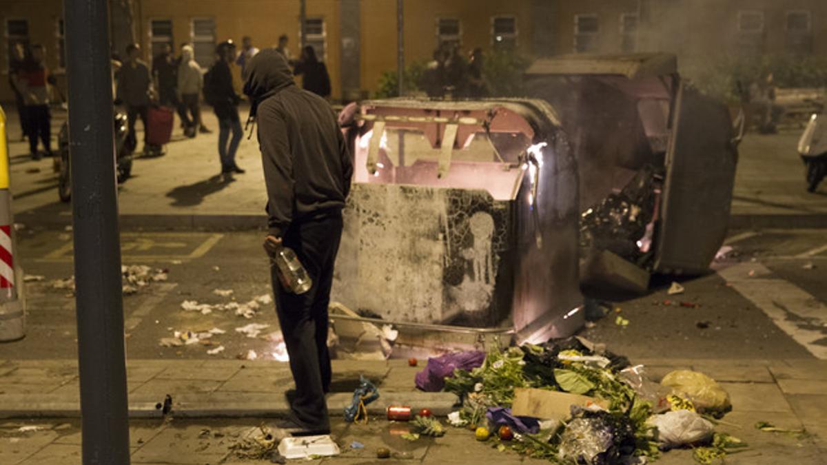 Contenedores volcados, anoche en Sants, tras la protesta por el derribo de Can Vies.