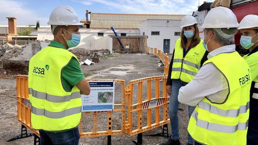 El concejal de Servicios Públicos de Almassora, Joan Antoni Trenco, ha visitado los trabajos del nuevo depósito de agua potable junto a Patricia Agrasar y Rafael Ferrer, de la empresa Facsa.