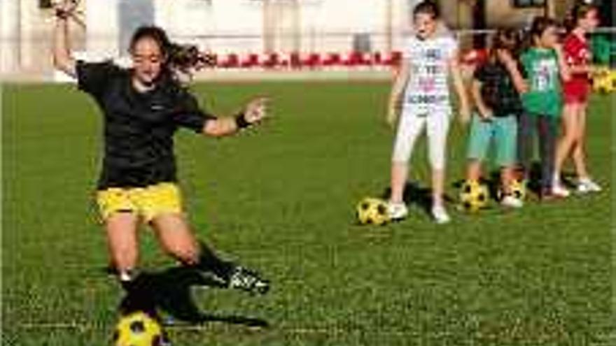 Primers entrenaments de la nova escola de futbol femení
