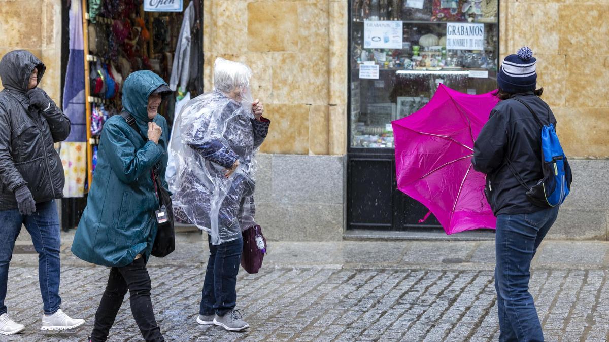 Lluvia y viento en Salamanca, en una fotografía de archivo.