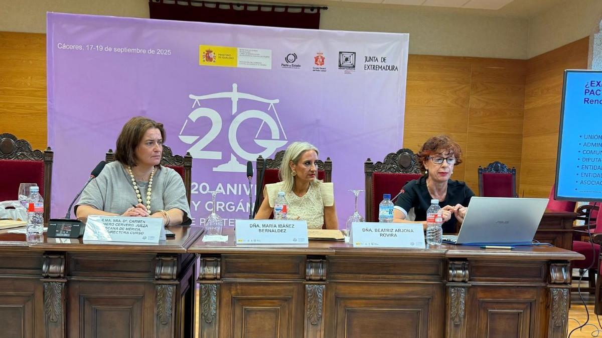 Arjona, primera por la derecha, en el curso celebrado en Cáceres.