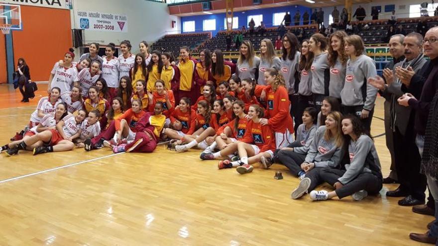 Los cuatro equipos participantes en el Memorial, posando al final del torneo