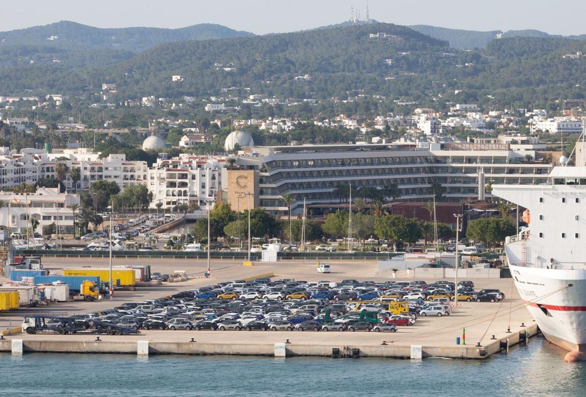 Vehículos estacionados en una sección del puerto de Eivissa. | V.M.