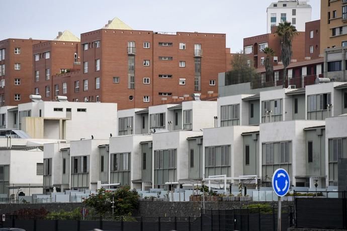 25-12-19 LAS PALMAS DE GRAN CANARI. LA MINILLA. LAS PALMAS DE GRAN CANARIA. Foto de un edificio de dúples en la Avenida de Ansite, número 11, que tienen exceso de altura, con respecto al plan general.  Fotos: Juan Castro.  | 25/12/2019 | Fotógrafo: Juan Carlos Castro