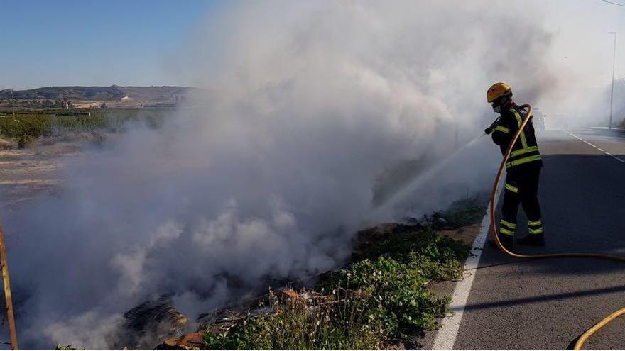 Bomberos trabajando en el incendio de Jacarilla.