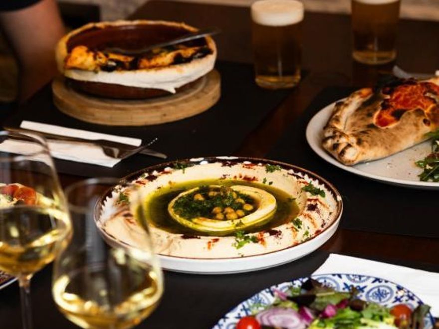 Viajar sin salir de Sevilla: este es el rincón escondido que fusiona el Mediterráneo y la cocina árabe junto a la calle Feria