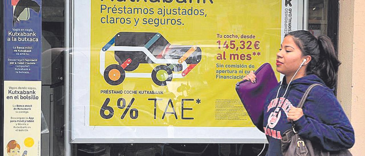 Cartel de publicidad de préstamos personales en una entidad  bancaria | ‘activos’