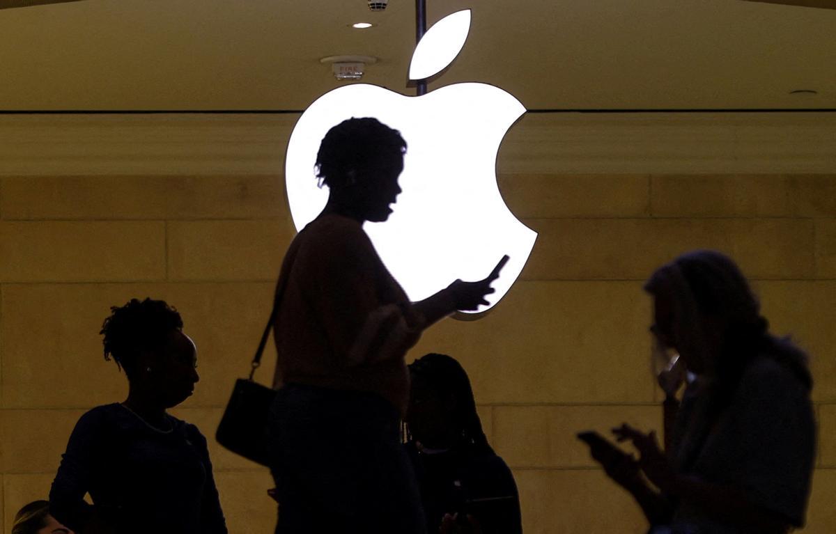 El logo de Apple, en un tienda de Nueva York.