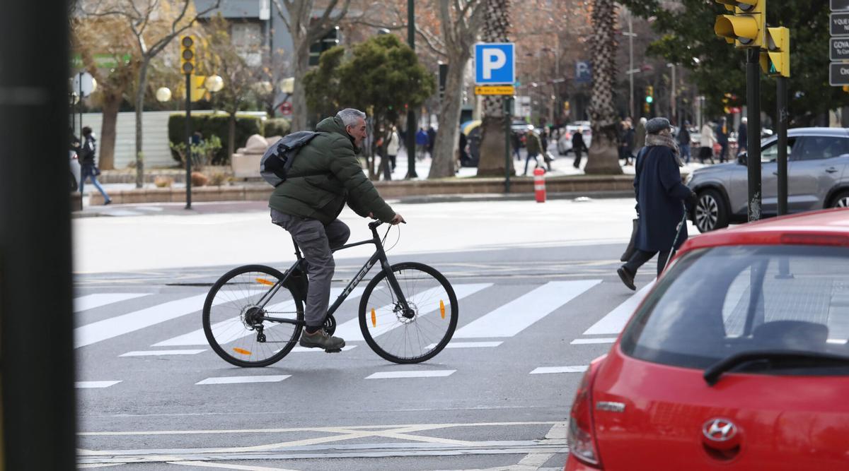 Un ciclista paseando por el centro de Zaragoza