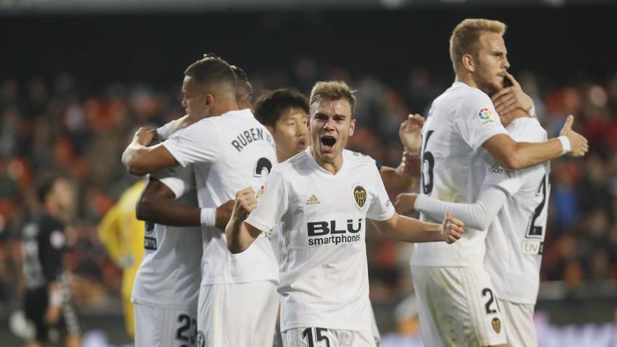 Lato celebra con rabia el gol de Batshuayi tras un centro suyo.