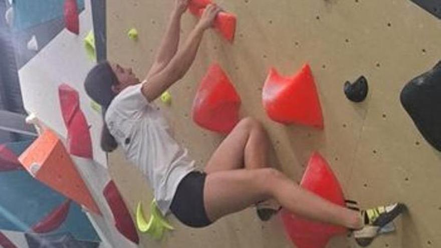 La alhaurina India Perrson Fernández, campeona de Andalucía 2023 de Escalada en Bloque