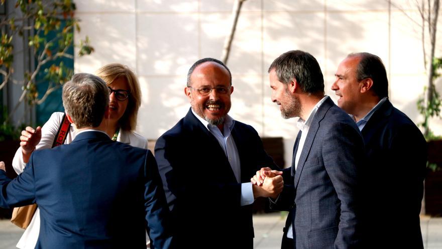 El candidat del PPC, Alejandro Fernández, saluda al seu equip a l'entrada de l'hotel Grand Marina de Barcelona des d'on seguirà la nit electoral