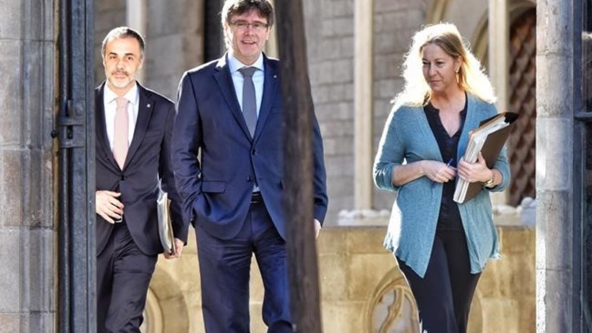 Carles Puigdemont y Neus Munté, este martes, antes de iniciar la reunión del Govern.