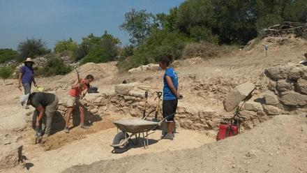 Trabajo en el yacimiento de fortificación romana encontrada en el año 2015 en La Secuita, Tarrafona.