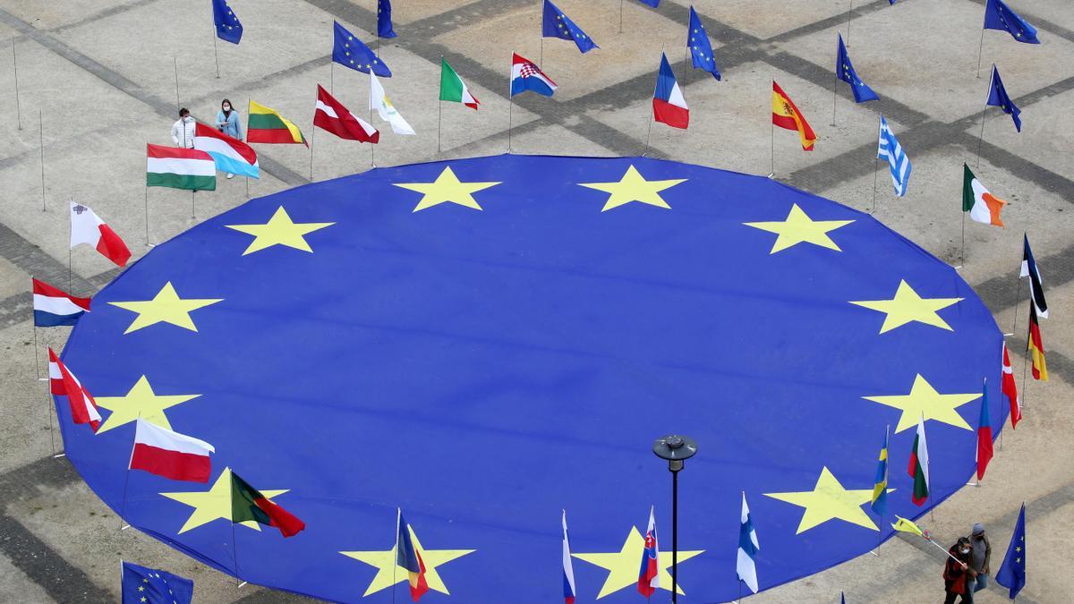 Bandera de la UE y de sus 27 estados miembros en la plaza Schuman de Bruselas.