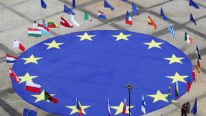 Bandera de la UE y de sus 27 estados miembros en la plaza Schuman de Bruselas.