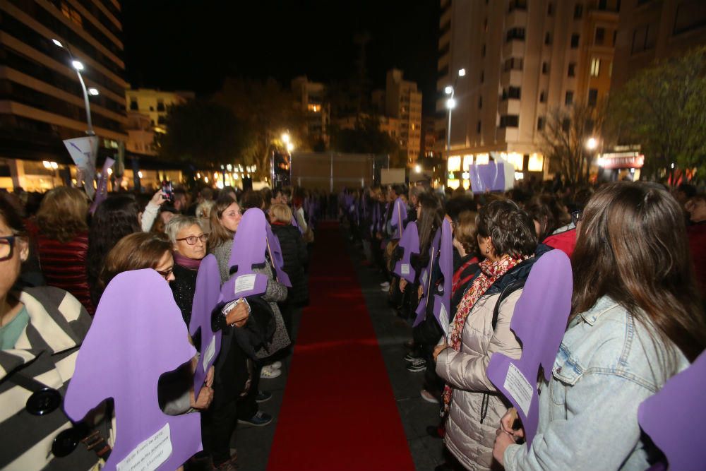 Medio millar de personas se concentraron en la plaza de la Montañeta