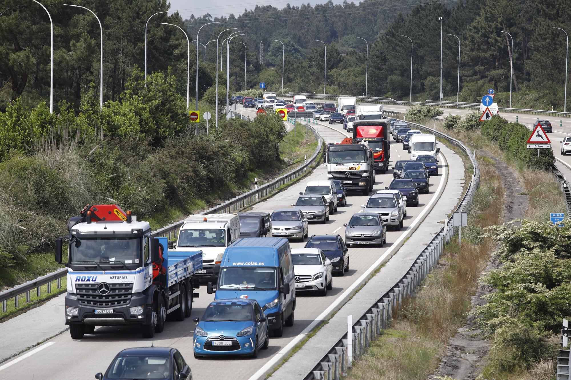 La autopista "Y", de nuevo convertida en una ratonera con un monumental atasco