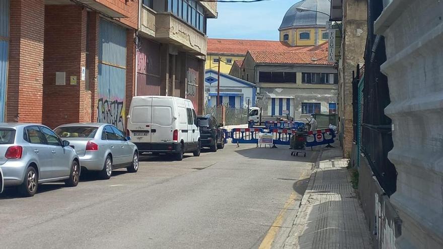 Inician la retirada del amianto de la nave calcinada en Ciudad Naranco en Oviedo