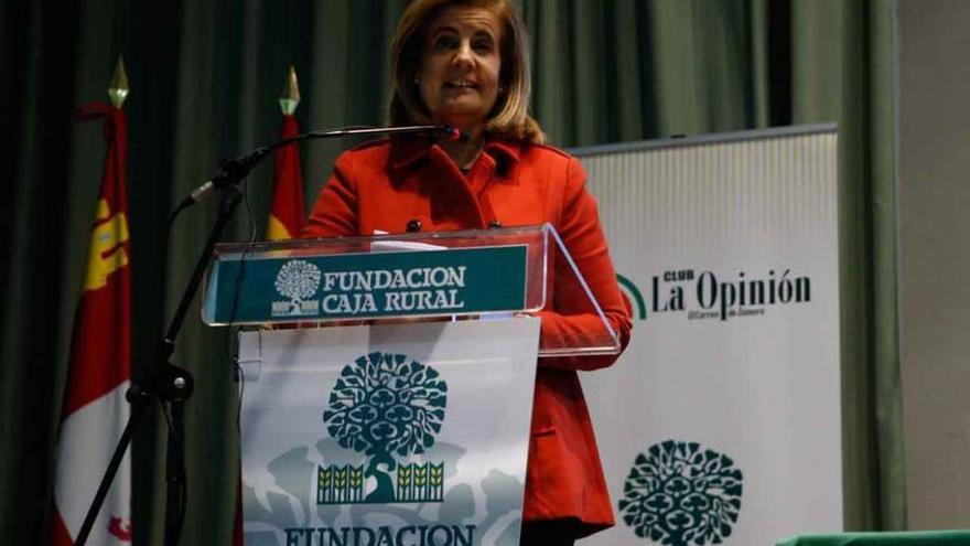 La ministra en funciones, durante su conferencia en el paraninfo del Colegio Universitario.