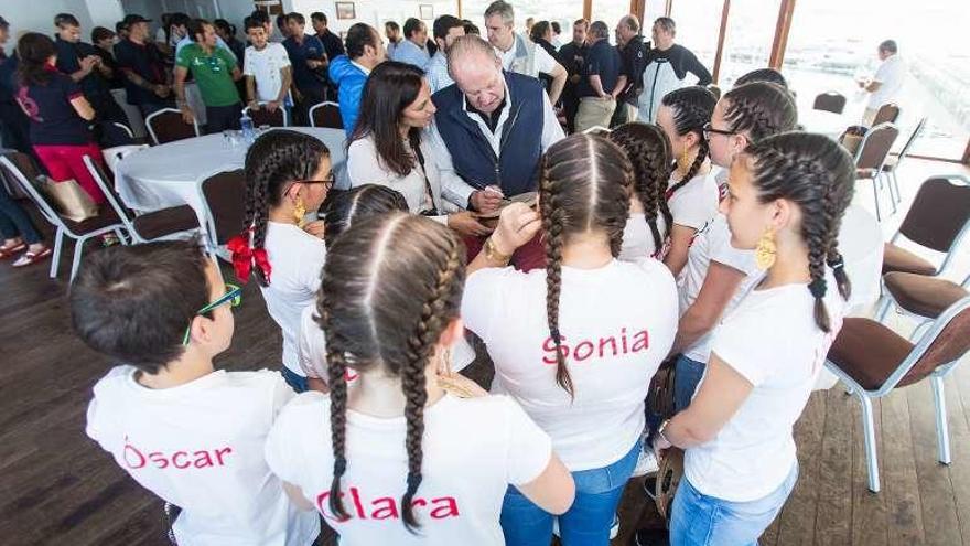 El Rey Don Juan Carlos firma autógrafos tras la ceremonia.