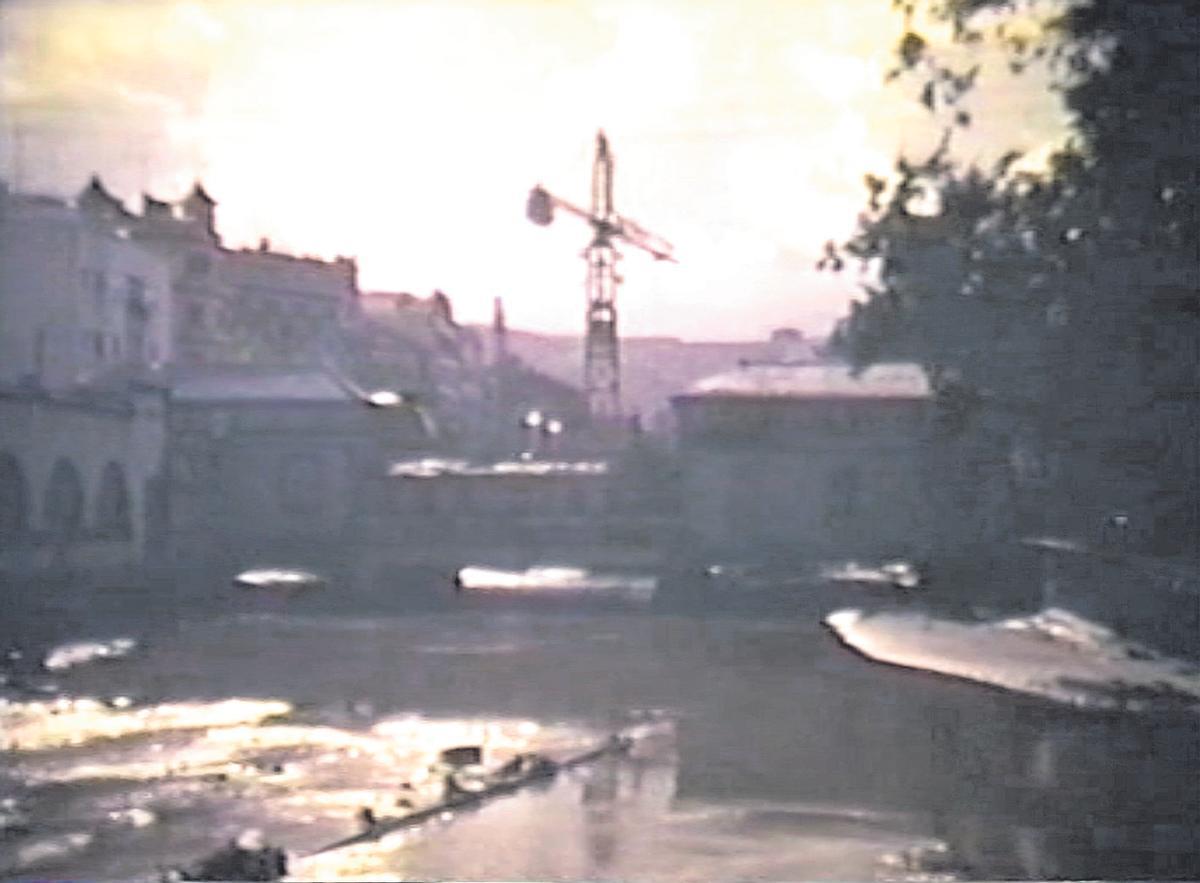 Puente de Palo sobre el Guiniguada con agua, durante las obras de cubrición del barranco