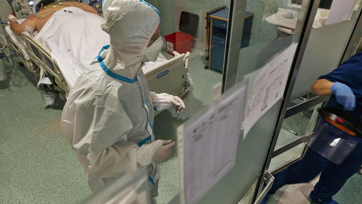 Sanitarios se dejan la piel trabajando en la UCI del Santa Lucía de Cartagena, uno de los hospitales de la Región.