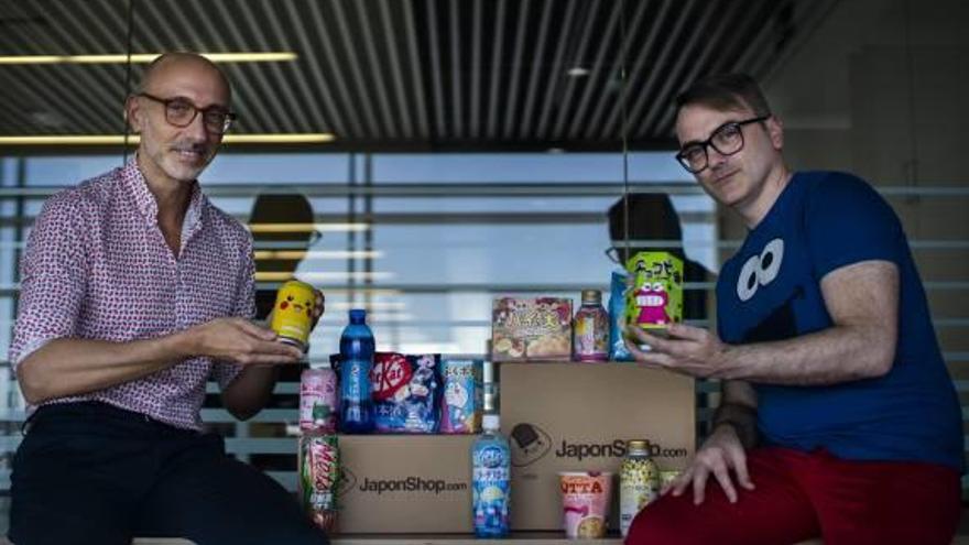 Raúl Carda (izquierda) y Gabriel González con una muestra de los productos japoneses que venden, en una imagen captada en Lanzadera.